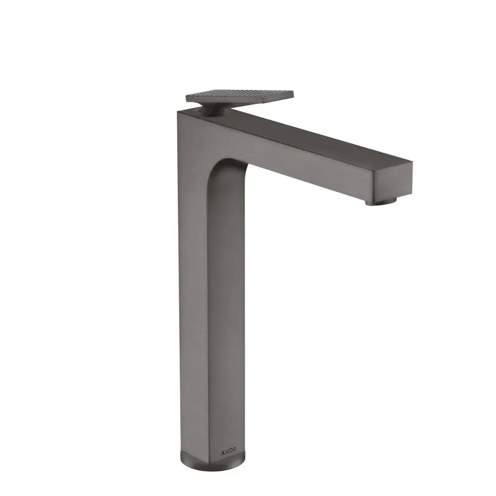Ein AXOR-Waschtischmischer mit einem vertikalen, rechteckigen Korpus und einem Hebelgriff, in der Oberfläche Brushed Black Chrome, für Aufsatzwaschtische.